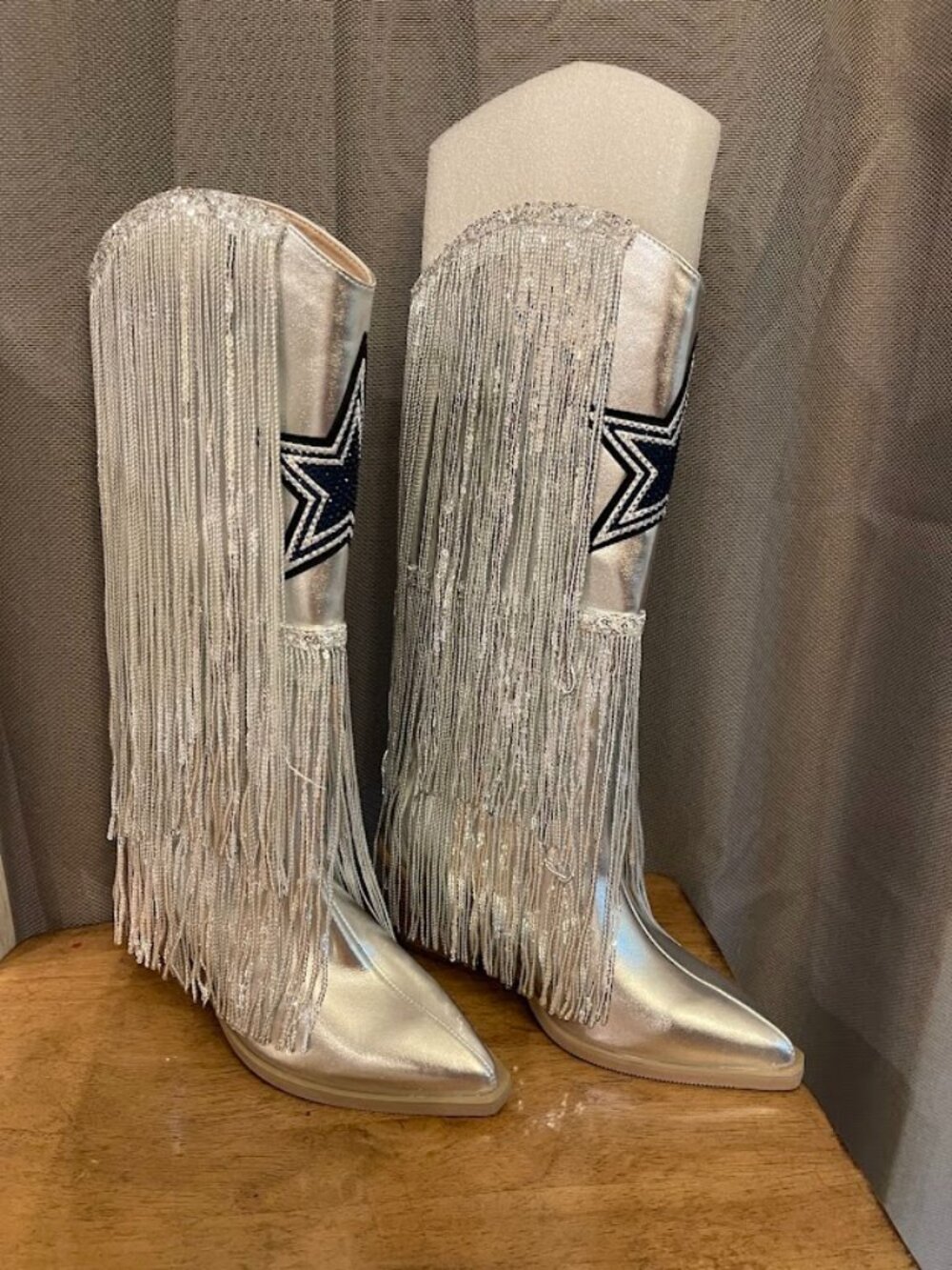 Cuce Silver Size 7 Women's Dallas Cowboys Fringe Boot With Sequin Detail NEW